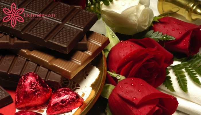 Bó hoa hồng tình yêu và chocolate phù hợp làm món quà tình nhân